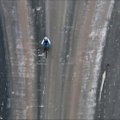 Įspūdingas triukas: kalnų dviratininkas nusileido nuo stačios užtvankos