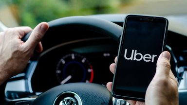 „Uber“ pralaimėjo JK teisme: laisvai samdomi vairuotojai turi būti laikomi darbuotojais