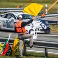 1006 km lenktynėse lyderių avarija: Čapkauskas trasoje su „Porsche“ apsisuko ir užblokavo kelią kitiems