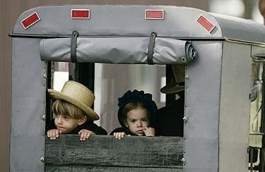 Amišų bendruomenės narių vaikai karietoje