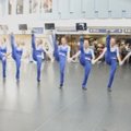 Vilniaus oro uosto 20-mečio proga keleivius linksmino šokėjos