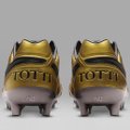 „Nike“ F. Totti garbei sukūrė auksinius futbolo batelius