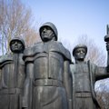 Vilkaviškio rajone Ukrainos vėliavos spalva nudažytas paminklas sovietų kariams