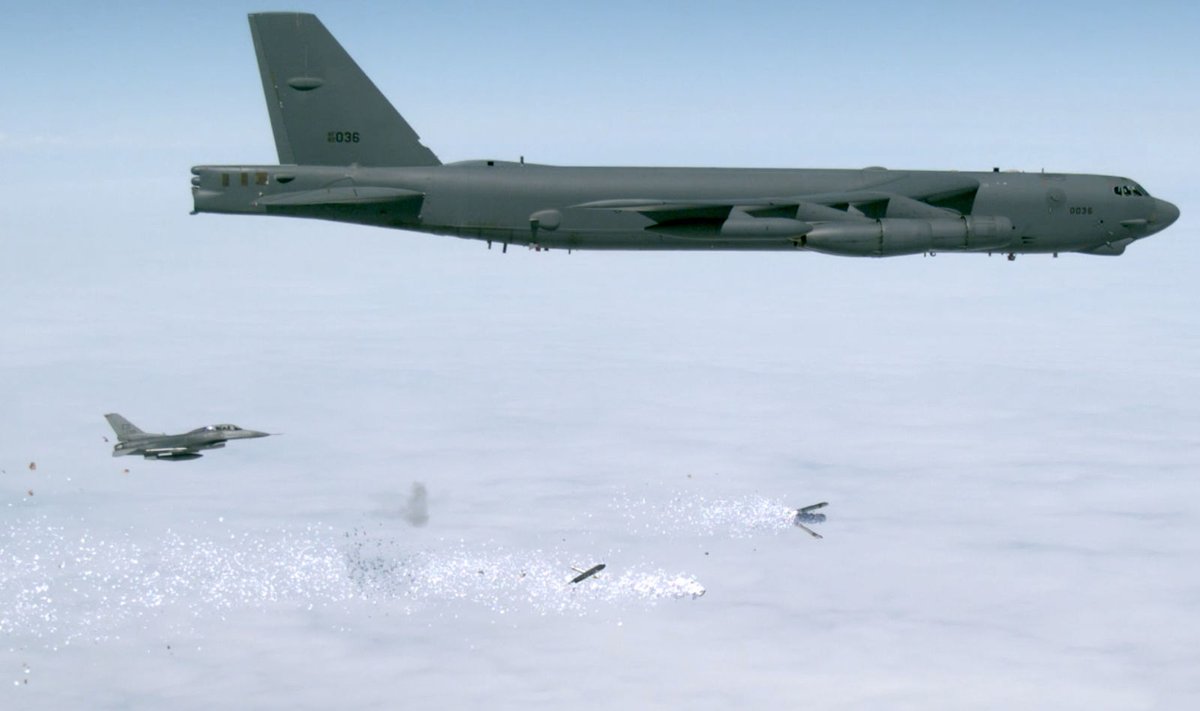 lankstinukų bombos, JAV oro pajėgų nuotr.