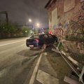Vilniuje girto vairuotojo automobilis trenkėsi į namo sieną