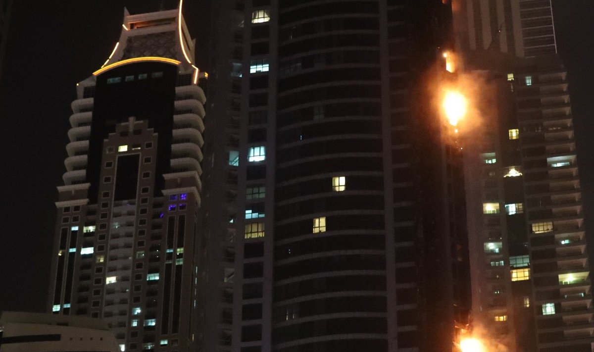 Vieną aukščiausių Dubajaus dangoraižių vėl nuniokojo gaisras