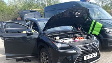 VSAT pareigūnai sulaikė vogtą prabangų „Lexus“: vairuotojas tikino, jį pirkęs JK