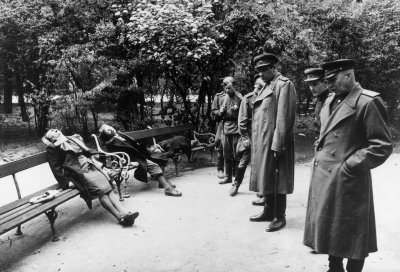 Sovietų kareiviai apžiūri nusižudžiusias austrų moteris