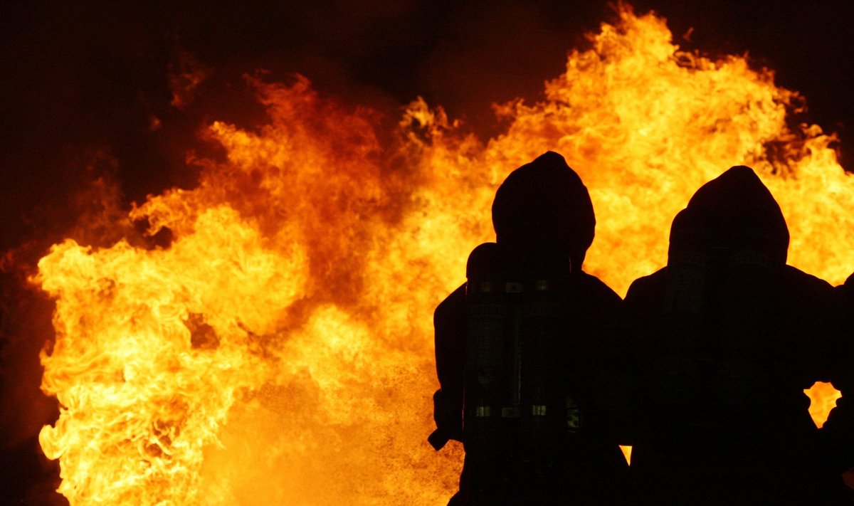 NATO pratybose Šiaurės Vokietijoje suomių kareiviai mokosi gesinti gaisrą