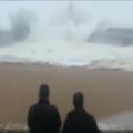 Portugalijoje nufilmuota, kaip didžiulė banga sukėlė paniką
