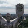 Ukrainiečiai pradėjo Sovietų Sąjungos herbo ant paminklo „Tėvynė“ demontavimo darbus