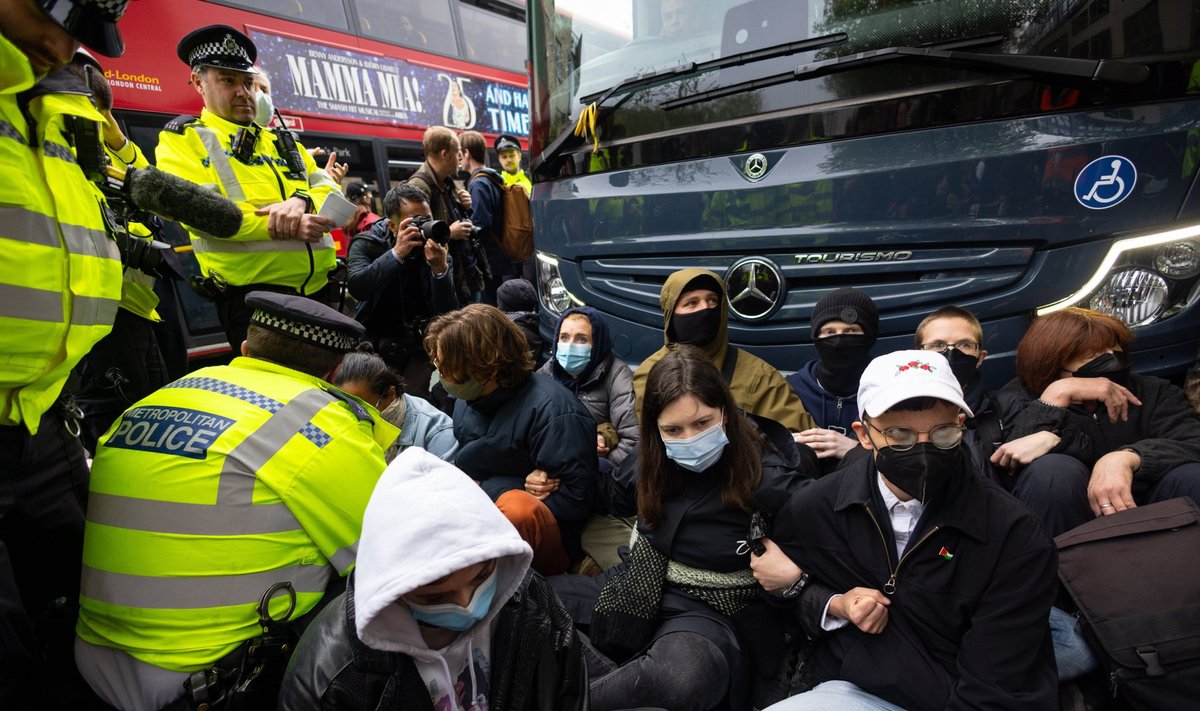 Jungtinėje Karalystėje protestuotojai mėgina sustabdyti migrantų iškeldinimą