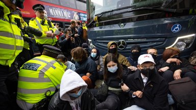 Jungtinėje Karalystėje – protestai dėl migrantų iškeldinimo ir sulaikymų prieš deportaciją
