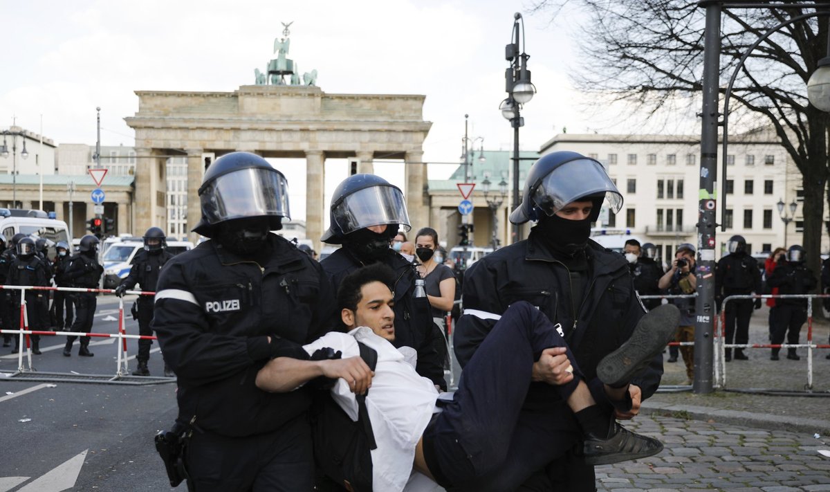 Berlyne panaudotos ašarinės dujos vaikant protestuotojus prieš viruso kontrolės įstatymą