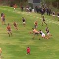 Australijoje žaidėjas apsaugojo į aikštę išbėgusią mergaitę