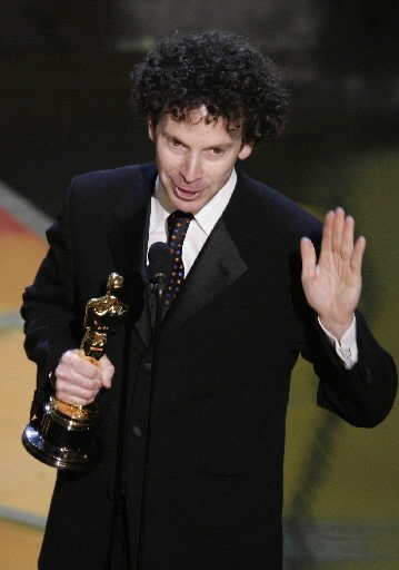 "Oskaras" už geriausią specialiai filmui parašytą scenarijų filmui "Jausmų galia" (Eternal Sunshine of the Spotless Mind) atiteko Charlie Kaufmanui.