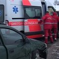 Vilniuje susidūrė sunkvežimis ir mikroautobusas, pastarojo vairuotoją vadavo ugniagesiai