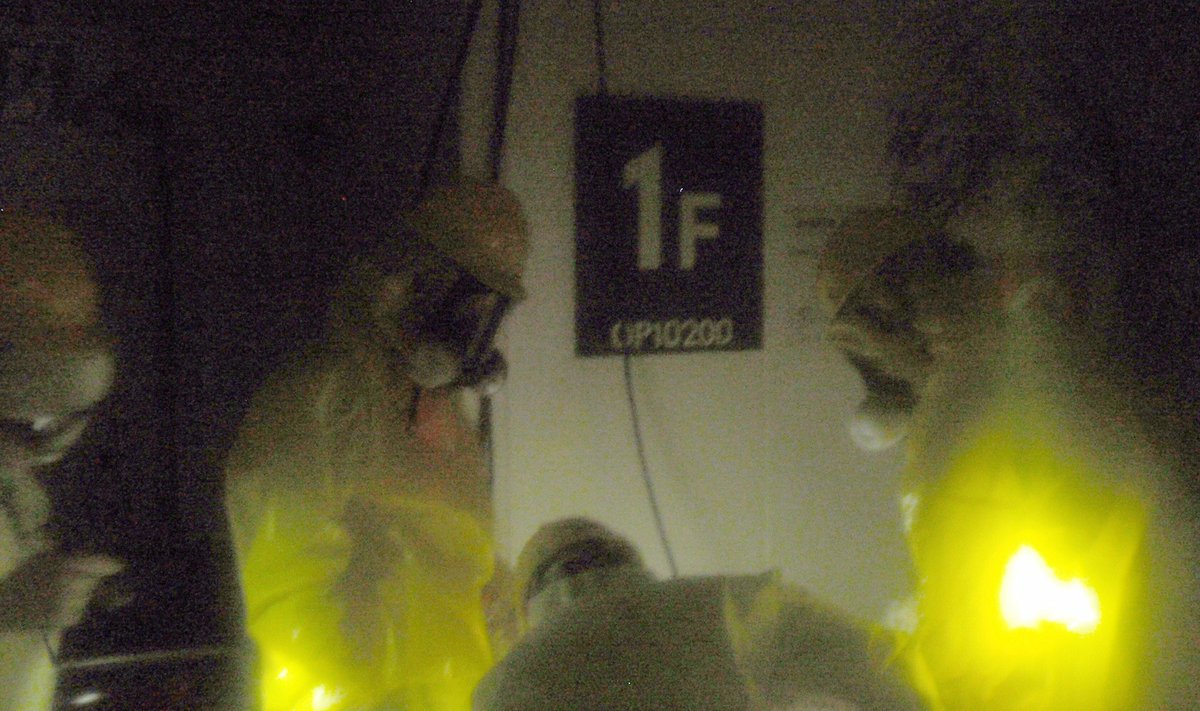 Fukušimos atominėje elektrinėje po avarijos dirba gelbėtojai