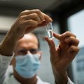 „AstraZeneca“ per klinikinius bandymus naudos rusiškos vakcinos dalį