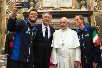 Paolo Barelli (antras iš kairės) su popiežiumi Pranciškumi