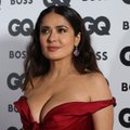 Salma Hayek ant raudonojo kilimo moka atrodyti pritrenkiančiai: pasirinko geidulingą suknelę, ją vilkėti drįstų ne kiekviena