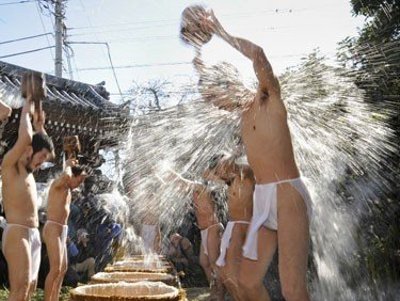 Budistai apsipila šaltu vandeniu.