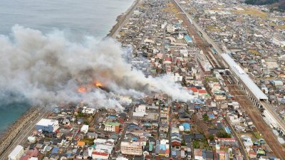 Japonijos Honšiū saloje liepsnoja mažiausiai 140 pastatų
