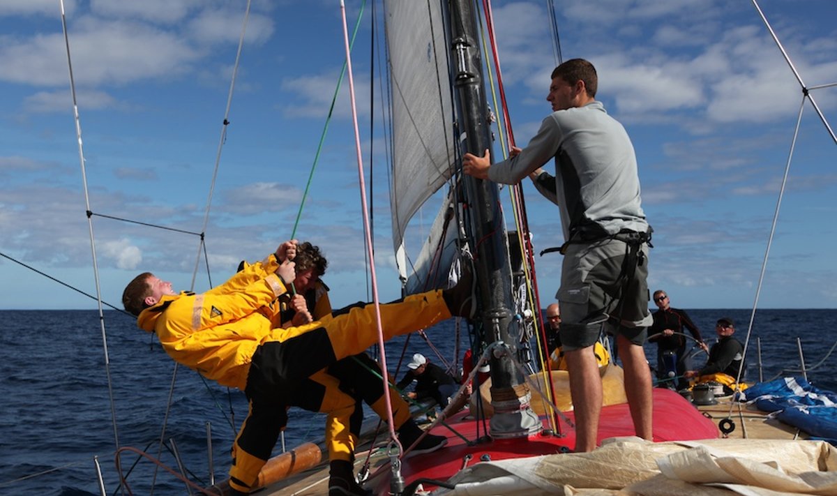 Skriedama per Baso sąsiaurį jachta „Ambersail“ mušė savo greičio rekordus