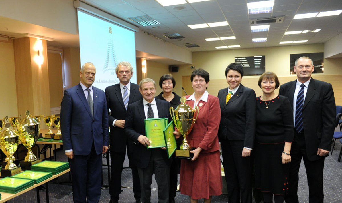 Apdovanoti Lietuvos jaunučių sporto žaidynėse geriausiai pasirodę miestai ir sporto mokyklos