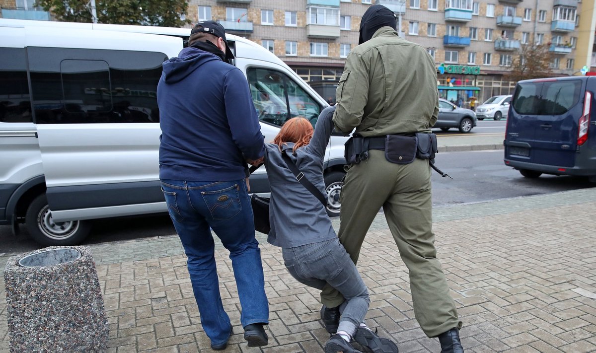 Minske sulaikomi Kalesnikavą palaikantys protestuotojai