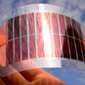 Mokslininkai sukūrė saulės baterijų elementą, kurį galima lenkti ir mirkyti vandenyje – kam jis reikalingas?