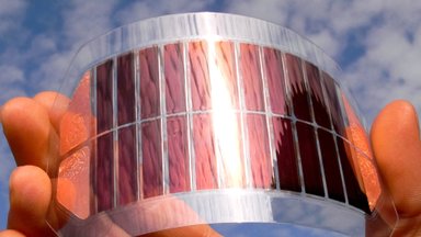 Mokslininkai sukūrė saulės baterijų elementą, kurį galima lenkti ir mirkyti vandenyje, – kam jis reikalingas?