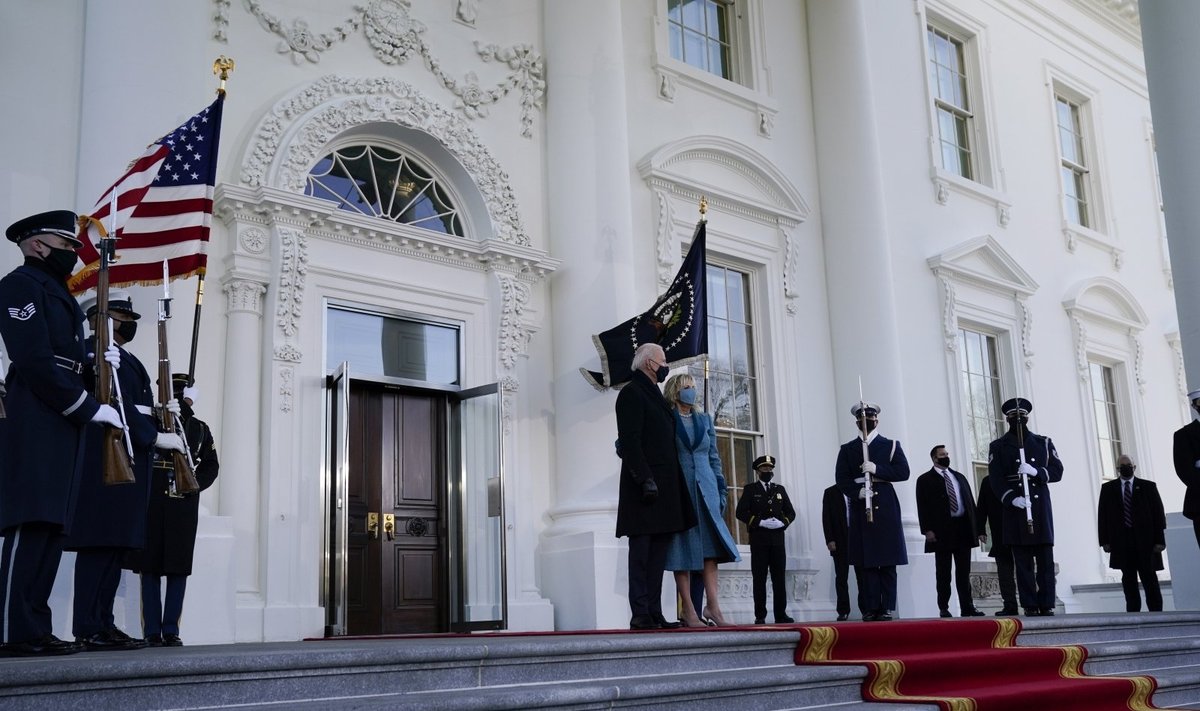 Bidenas po inauguracijos pirmąkart atvyko į Baltuosius rūmu