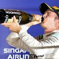 Singapūre triumfavęs N. Rosbergas tapo F-1 čempionato lyderiu