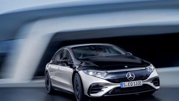 Pristatytas „Mercedes-Benz EQS“ – pirmasis prabangus elektromobilis