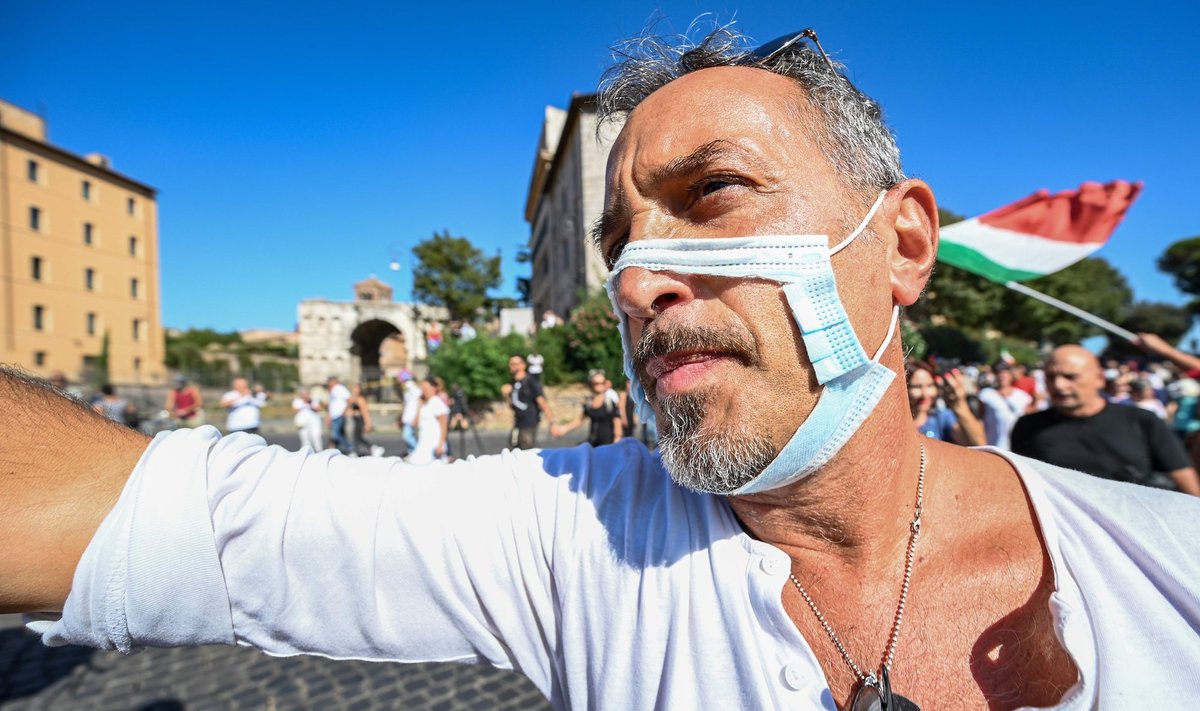 Vyras Italijoje protestuoja prieš skiepus, 5G ir kaukes.