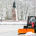 Ruošdamiesi pirmadienio eismui, sostinės kelininkai išbėrė apie 860 t druskos