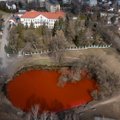 Tvenkinys šalia Rusijos ambasados nusidažė kraujo spalva: paaiškino, kodėl