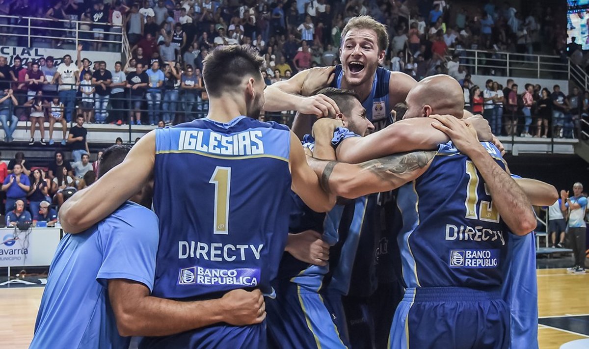 Urugvajaus krepšininkai džiaugiasi pergale prieš Argentiną