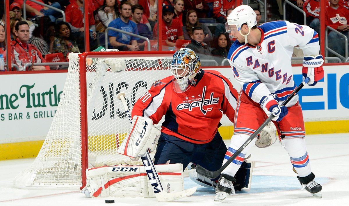 Ryanas Callahanas ("Rangers") atakuoja Bradeno Holtby ("Capitals") ginamus vartus