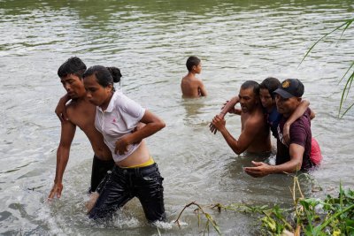 Migrantai kerta Rio Grandės upę