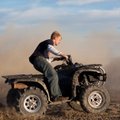Ūkininkų kišenėse – šimtai eurų nuostolių: keturračių ir visureigių vairuotojai pramogas atrado jų laukuose