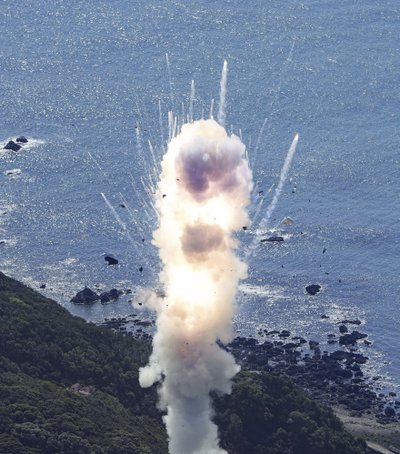 Japonijos raketa Kairos sprogo vos pakilusi. Reuters/Scanpix/Kyodo nuotr.