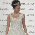 Japonijoje pristatyta perlais inkrustuota vestuvinė suknelė