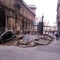 Milane pro gatvės grindinį iškilo povandeninis laivas