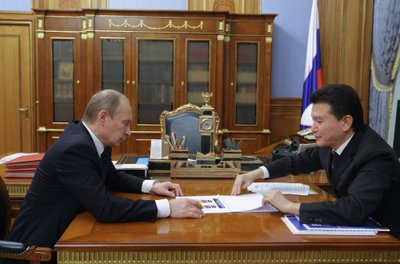 Vladimiras Putinas (kairėje) ir Kirsanas Iliumžinovas
