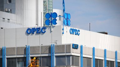 OPEC+ koalicija susitarė pratęsti naftos gavybos apribojimus
