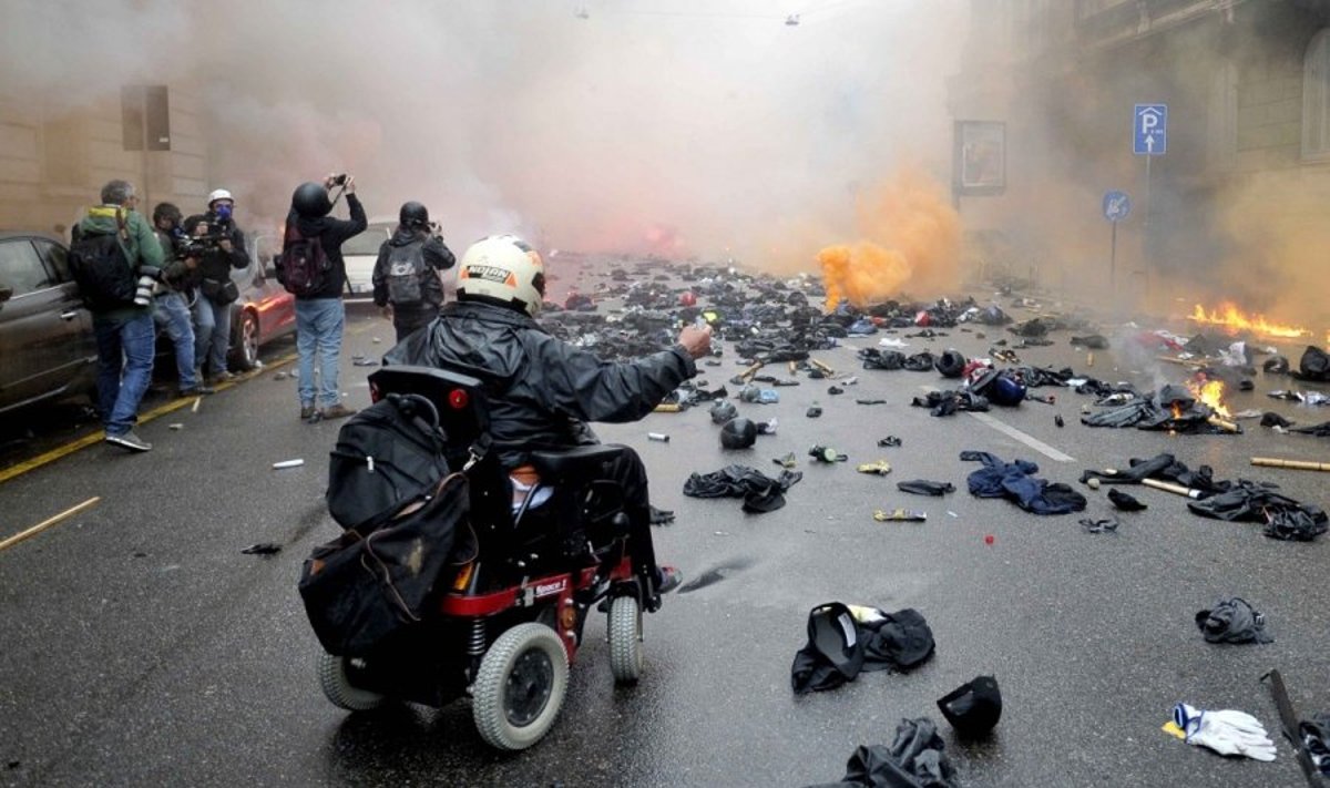 Milane protestuoja prieš EXPO 2015: padegti automobiliai, niokojamas turtas
