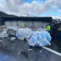 Tiesiogiai iš įvykio vietos: Vilniuje nuvirto sunkvežimis su šiukšlėmis