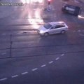 Kameros Vilniuje nufilmavo avariją: nuo smūgio „CityBee“ automobilis virto